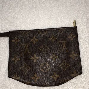 💯 authentic Louis Vuitton small makeup case